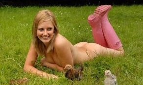 11 fermiere au pozat goale pentru o cauza nobila - VIDEO