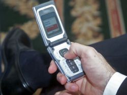 Cosmote: Utilizatorii de cartele primesc minute in loc de credit