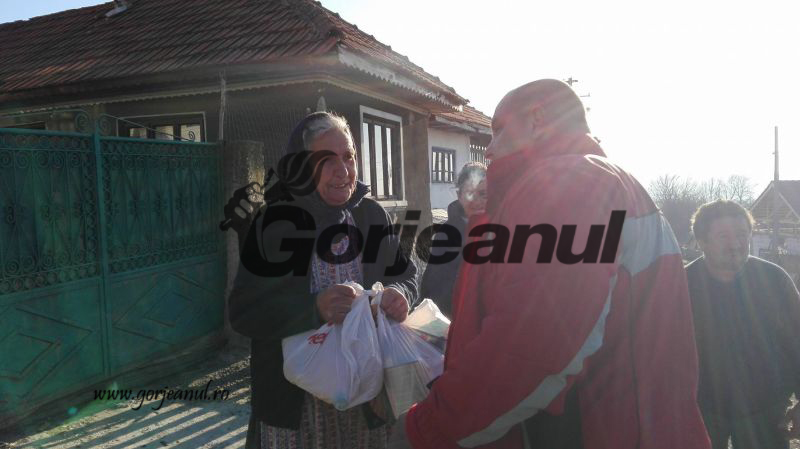 In prag de Craciun/Pasionatii de Off Road le-au adus bucuria familiilor din catunele uitate de lume