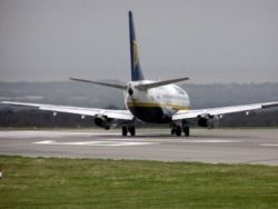 Accident pe Aeroportul Henri Coanda! Un avion Malev cu destinatia Budapesta a lovit un stalp