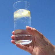 Stil de viata sanatos: Apa minerala plata versus apa minerala carbogazoasa