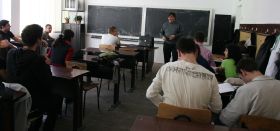 Mai mult de jumatate din profesorii romani vor ramane fara loc de munca