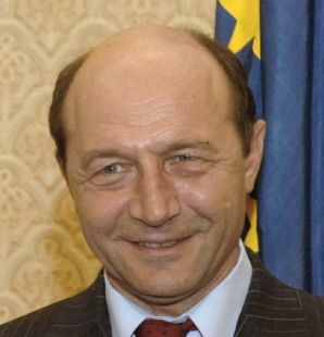 Basescu va candida independent, sustinut de PDL