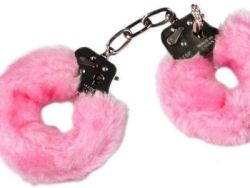 In loc de o partida de sex salbatic, a fost sechestrat si violat de 4 femei