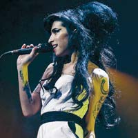 Amy Winehouse, castigatoare la premiile Mobo