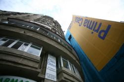 Tinerii forteaza usa Primei Case de frica sa nu piarda avansul