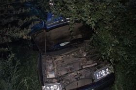 Bistrita-Nasaud: O femeie s-a prabusit cu masina intr-o rapa adanca de 15 metri pe un drum surpat si nesemnalizat