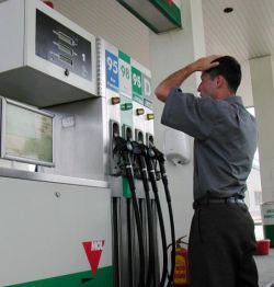 Leul, devalorizat cu premeditare pentru accize mai mari