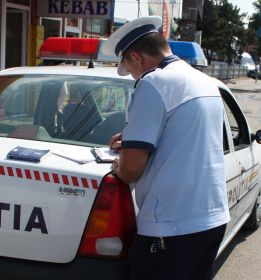 Brasov: Doi politisti, retinuti dupa ce au luat mita 700 de lei