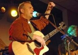 Kevin Costner a adus frumusetea muzicii country pe scena din Arad