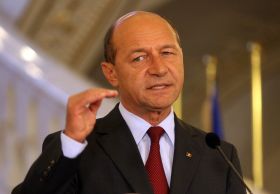 Basescu: Unul din obiectivele majore de lupta impotriva crizei este mentinerea unui curs care sa nu treaca pragul de 5 lei la un euro