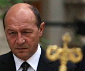 Basescu si-a scris numele pe clopotul bisericii de la Cotroceni