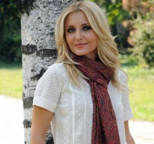 Alina Sorescu poarta inelul de logodna de la Alex Ciucu