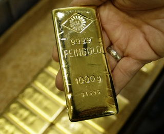 Creste aurul, scade dolarul