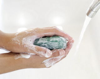 Tu stii cu cine dai mana? Doar jumatate dintre adulti se spala pe maini dupa ce au fost la toaleta