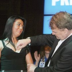 Nati Meir, acuzat ca xerocopia euro, dupa care ii imprumuta la lume