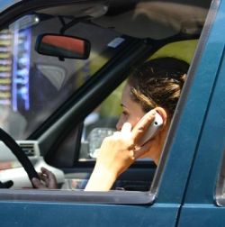 OMS: Vorbitul indelungat la celular produce tumori cerebrale