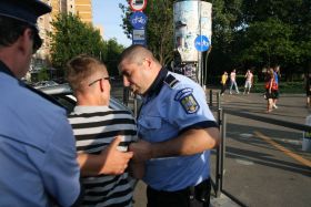 Un politist din Iasi si-a snopit in bataie fostii colegi pentru ca i-au prins odrasla beata crita la volan