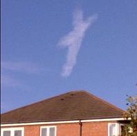 Aparitie misterioasa: Un nor in forma de cruce brazdeaza cerul chiar deasupra unei biserici