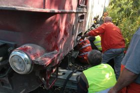 Un tren accelerat s-a ciocnit cu o locomotiva, in Bistrita-Nasaud. Doua persoane au fost ranite grav