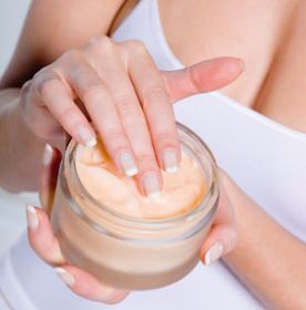 Un barbat este alergic la sotia lui