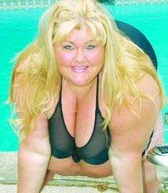 Are peste 200 de kilograme, face furori pozand topless si cauta pe Internet partenera de sex