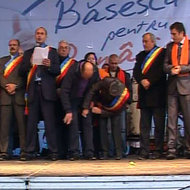 Un primar PD-L a sters noroiul de pe pantalonii lui Basescu, in plin miting electoral