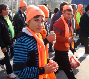 PD-L defileaza pentru Basescu cu copii alcoolisti