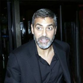 George Clooney i-a rupt iubitei sale piciorul