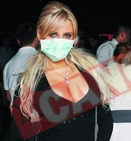 Sanziana Buruiana, cu masca antiporcina in club