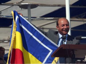 Lui Basescu ii dau lacrimile la imn, la tricolor si cand se gandeste la jertfa militarilor