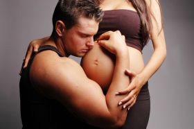 Beneficiile relatiilor de lunga durata: bebelusi sanatosi si sarcini usoare