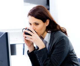 Angajatii la privat fac ore suplimentare fara plata pentru a-si pastra jobul