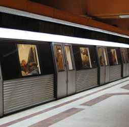Femeia de serviciu de la metrou castiga minimum 1600 de lei pe luna