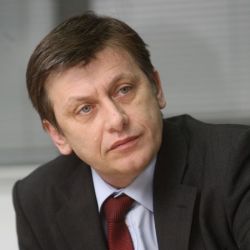 Crin Antonescu acuza manipularea alegatorilor prin sondaje falsificate de moguli