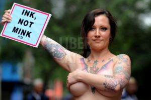 Fotomodelul Dani Lugosi, protest PETA in sanii goi