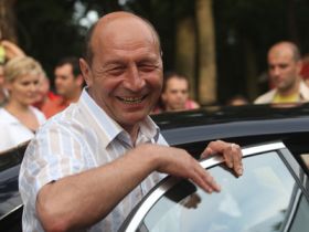 Basescu improscat cu vopsea rosie, pe o masina de campanie a PD-L Constanta