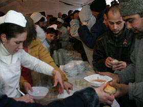 De Ziua Nationala, romanii s-au imbulzit din nou la fasole si tuica fiarta