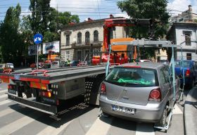 Ridicarea masinilor parcate ilegal aduce milioane de euro firmelor private. Primariile nu castiga aproape nimic