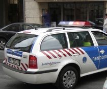 Culmea hotiei: A incercat sa fure o masina a politiei cu tot cu politisti