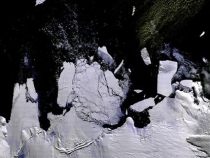 Un iceberg de doua ori mai mare decat insula Hong Kong pluteste spre Australia