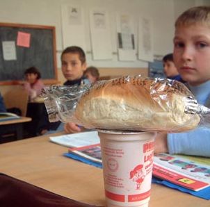 Cornuri expirate, primite cadou pentru sarbatori de copiii de la o gradinita din Gorj