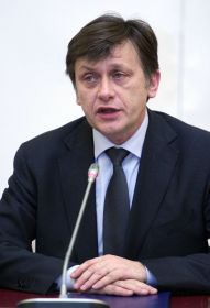 Antonescu: Intram in opozitie daca va fi instalat un Guvern Negoita sau Boc