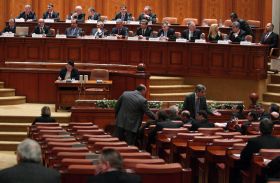 Peste 30 de parlamentari PSD au votat pentru Guvernul Boc