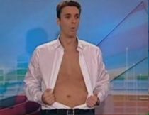 Mircea Badea a facut striptease in fata camerelor, in seara de Ajun-video
