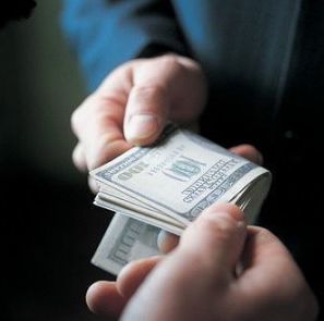 Managerul Spitalului din Moldova Noua, prins in timp ce primea mita 4.000 de lei