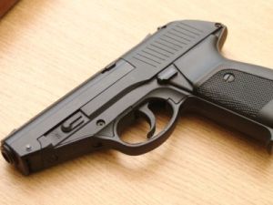 Un politist beat din Olt si-a tras 3 gloante in cap