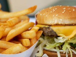 Ministerul Sanatatii vrea sa introduca taxa pe produsele fast-food