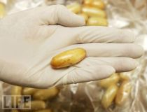 Un roman, care transporta cocaina, a murit dupa ce o capsula i s-a spart in stomac