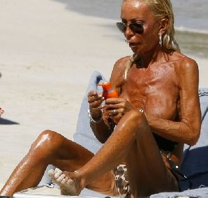 Donatella Versace, topless la 55 de ani